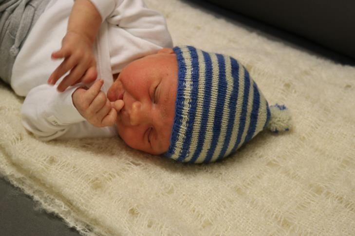 Ota tästä ohjeet talteen: Näin neulot Taysissa syntyvälle vauvalle ihanan Suomi-pipon